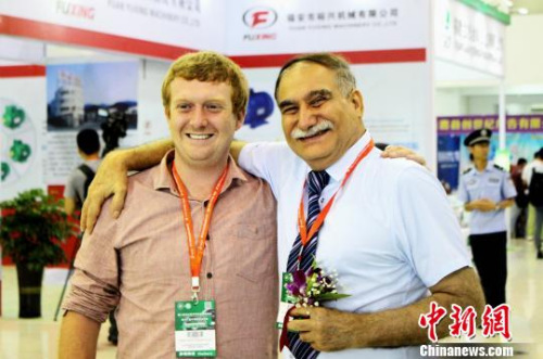 图为海外客商现场留影。 吕巧琴 摄 图为海外客商现场留影。 吕巧琴 摄