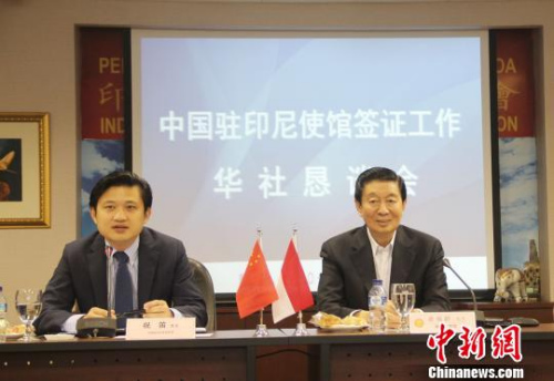 图为中国驻印尼大使馆领事参赞祝笛(左)介绍签证政策。　林永传 摄