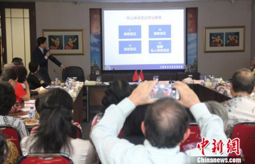 图为华社代表认真了解中国签证类型。 林永传 摄 图为华社代表认真了解中国签证类型。 林永传 摄