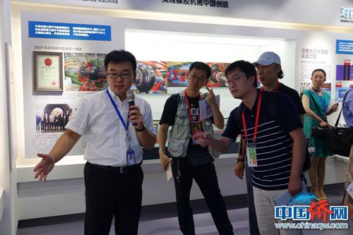 50余家海外华文媒体代表参观天津滨海高新区。高新区讲解员向大家介绍最新科技成果。 冉文娟 摄