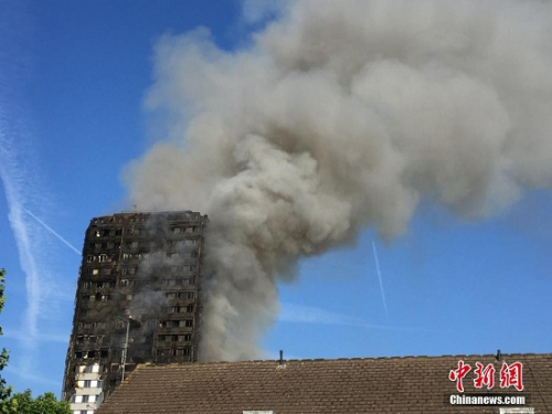当地时间6月14日凌晨，伦敦西部一栋20余层的公寓大楼发生大火，约200名消防员和数十辆消防车前往灭火，火灾现场浓烟滚滚。