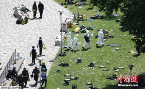 据外媒报道,继伦敦救护车服务部门之后,英国国民保健服务系统(NHS)进一步更新消息称,目前,伦敦多家医院共收治了74名西区高层公寓楼火灾伤者,其中20人接受重症监护。图为消防员和警方在事发现场附近。