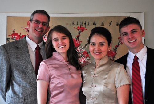 王安强(右)与父母及姐姐的合影。（美国《侨报》/王茜提供）
