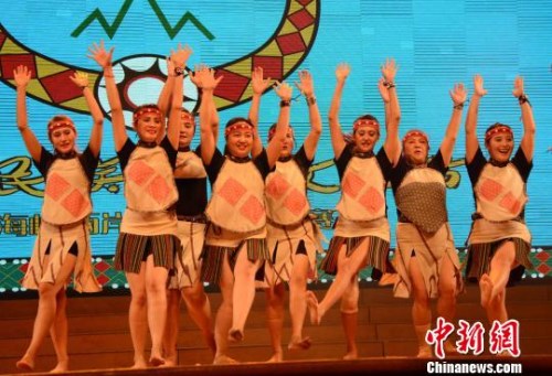 图为台湾宜兰县东岳社区—山野趣舞蹈团。 张金川 摄 图为台湾宜兰县东岳社区—山野趣舞蹈团。 张金川 摄