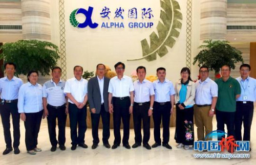 图为现场合影留念。叶茂 摄 图为现场合影留念。叶茂 摄