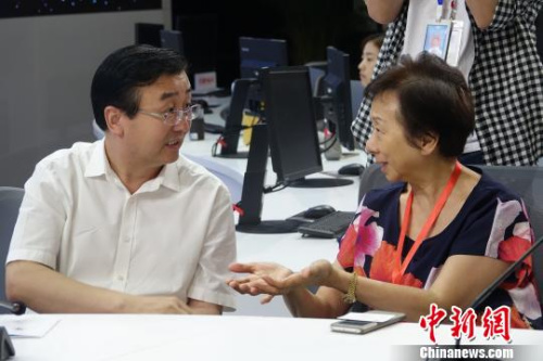 天津市侨办副主任房靖彪和海外华文媒体代表交谈。　冉文娟 摄