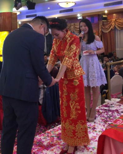 君君(右)最享受当司仪主持婚礼的时刻。(美美花铺/提供) 君君(右)最享受当司仪主持婚礼的时刻。(美美花铺/提供)