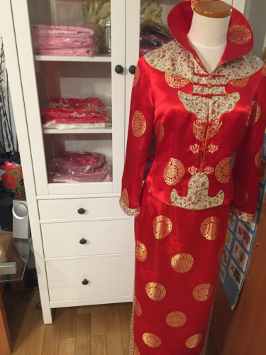 上海鸿翔名店内，翻领两截式凤仙装，是婚礼敬茶环节新娘常穿服饰。(陆怡雯／摄影)