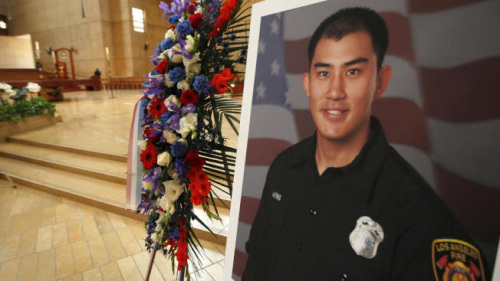 因公殉职的洛杉矶市华裔消防员王家礼（Kelly Wong）的葬礼16日在洛市天主教圣母大教堂举行，逾千人出席，备极哀荣。（来源：美国《世界日报》）