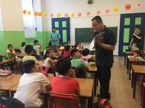 培训团在龙甲教育学校考察 培训团在龙甲教育学校考察