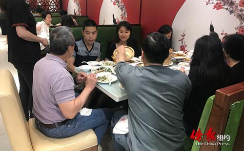 华人一大家子陪父亲上饭店吃饭庆祝父亲节，其乐融融。 （来源：美国《侨报》/王伊琳摄)