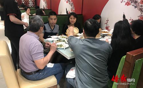 华人一大家子陪父亲上饭店吃饭庆祝父亲节,其乐融融。 (来源:美国《侨报》/王伊琳摄) 华人一大家子陪父亲上饭店吃饭庆祝父亲节,其乐融融。 (来源:美国《侨报》/王伊琳摄)