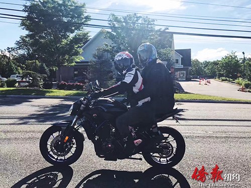 朱先生的儿子带着朱先生坐摩托车兜风。 （来源：美国《侨报》）