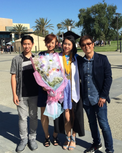 萧靖彤(右二)与家人一起出席毕业典礼。(来源：美国《世界日报》)