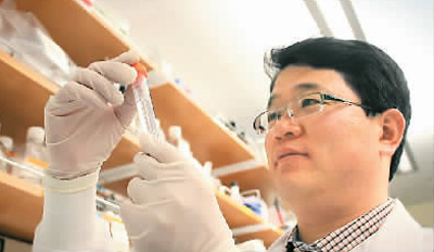 王爱军正在实验室做产品研究。 王爱军正在实验室做产品研究。
