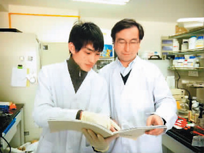 房健民(右二)正在和科研人员讨论新药的研发。 房健民(右二)正在和科研人员讨论新药的研发。