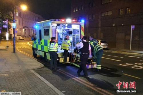 当地时间6月18日，一辆货车在英国伦敦芬斯伯里公园附近冲撞行人，造成多人受伤。英国警方称，有一人已被逮捕。据报道，事发地点接近芬斯伯里公园车站及附近一处清真寺。许多人目前正在现场进行紧急处理。