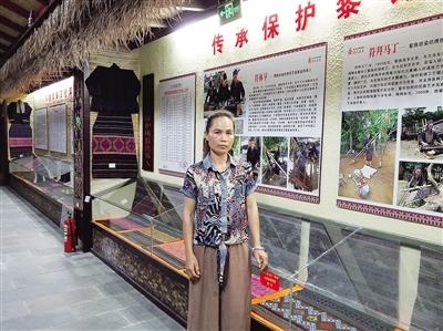 符林早在黎族传统纺染织绣技艺传承馆。 罗安明 翻拍 符林早在黎族传统纺染织绣技艺传承馆。 罗安明 翻拍