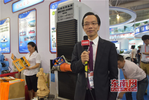 美国长乐公会主席卢建旺接受东南网采访。 美国长乐公会主席卢建旺接受东南网采访。