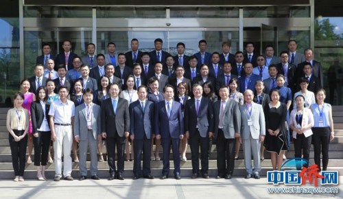 国侨办副主任谭天星、清华大学副校长杨斌、世界中餐业联合会监事会主席武力、北京市侨办副主任李长远等与研习班学员合影 周欣嫒 摄 国侨办副主任谭天星、清华大学副校长杨斌、世界中餐业联合会监事会主席武力、北京市侨办副主任李长远等与研习班学员合影 周欣嫒 摄