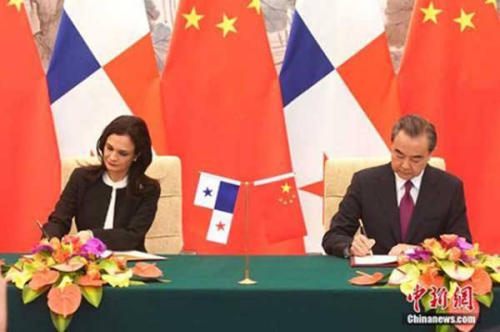 6月13日，中国外交部长王毅同巴拿马共和国副总统兼外长德圣马洛在北京举行会谈并签署《中华人民共和国和巴拿马共和国关于建立外交关系的联合公报》