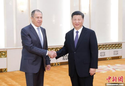 6月19日,中国国家主席习近平在北京人民大会堂集体会见来华出席金砖国家外长会晤的俄罗斯外长拉夫罗夫、南非外长马沙巴内、巴西外长努内斯、印度外交国务部长辛格。图为习近平主席与俄罗斯外长拉夫罗夫握手。<a target='_blank' href='http://www.chinanews.com/'>中新社</a>记者 杜洋 摄 6月19日,中国国家主席习近平在北京人民大会堂集体会见来华出席金砖国家外长会晤的俄罗斯外长拉夫罗夫、南非外长马沙巴内、巴西外长努内斯、印度外交国务部长辛格。图为习近平主席与俄罗斯外长拉夫罗夫握手。<a target='_blank' href='http://www.chinanews.com/'>中新社</a>记者 杜洋 摄