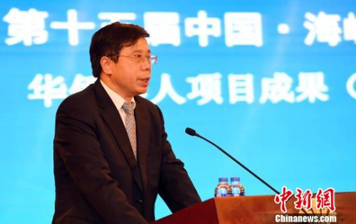 福建省侨办主任冯志农出席华侨华人项目成果(泉州)专场对接会并致辞。 记者刘可耕 摄 福建省侨办主任冯志农出席华侨华人项目成果(泉州)专场对接会并致辞。 记者刘可耕 摄