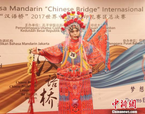 图为大学生组一等奖得主、来自苏北省亚洲国际友好学院的柳添贵表演京剧《穆桂英挂帅》。 林永传 摄 图为大学生组一等奖得主、来自苏北省亚洲国际友好学院的柳添贵表演京剧《穆桂英挂帅》。 林永传 摄