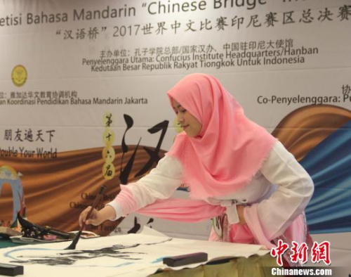 图为大学生组非华裔选手表演中国书法。 林永传 摄 图为大学生组非华裔选手表演中国书法。 林永传 摄