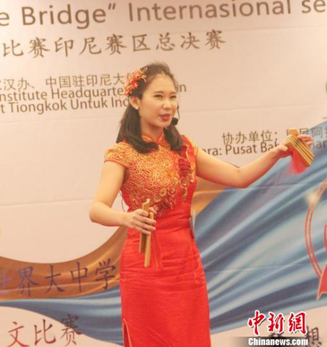 图为大学生组选手表演快板。 林永传 摄 图为大学生组选手表演快板。 林永传 摄
