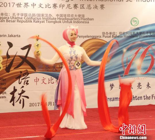 图为大学生组选手表演彩绸舞。 林永传 摄 图为大学生组选手表演彩绸舞。 林永传 摄