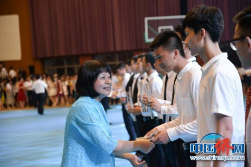 图为汪娟向毕业生代表发放毕业证书。洪坚鹏 摄 图为汪娟向毕业生代表发放毕业证书。洪坚鹏 摄