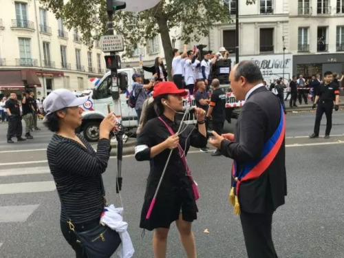 2016年9月采访法国巴黎华人治安维权大游行(左一)。 2016年9月采访法国巴黎华人治安维权大游行(左一)。
