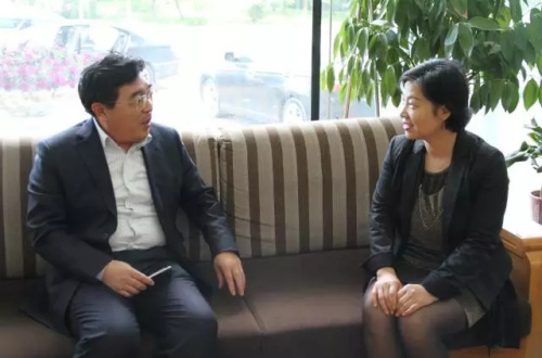 与张向东副校长座谈。 与张向东副校长座谈。