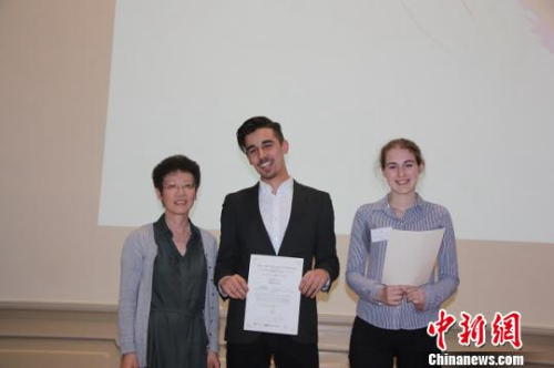 评委会主席、中国驻德大使夫人徐静华教授为获得一等奖的选手颁奖　主办方供图　摄