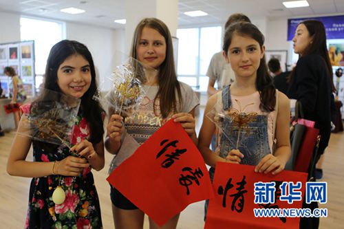 白俄罗斯民众触碰中国非物质文化遗产(组图)-中