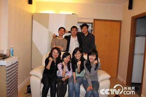 吴苏与香港科技大学的同学们。一排右一的女孩现在是他的妻子。