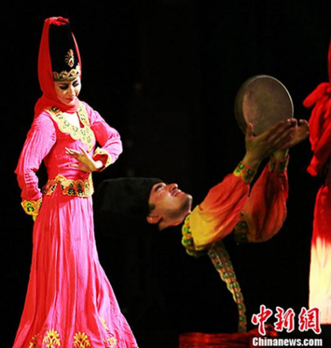 6月20日，由中国新疆艺术剧院歌剧团演出的“多彩丝路——民族歌舞晚会”在哈萨克斯坦阿斯塔纳举行，现场观众对民族风情浓郁的演出反响热烈。 <a target='_blank' href='http://www.chinanews.com/'>中新社</a>记者 文龙杰 摄