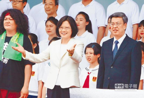 台湾地区领导人蔡英文(中)。(图片来源:台湾《中时电子报》) 台湾地区领导人蔡英文(中)。(图片来源:台湾《中时电子报》)