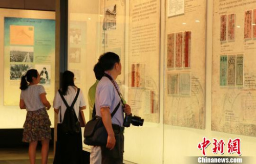 观众在参观展览。 李丽霞 摄 观众在参观展览。 李丽霞 摄