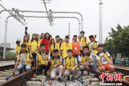 华裔青少年在轨道上合影。 朱柳融 摄 华裔青少年在轨道上合影。 朱柳融 摄