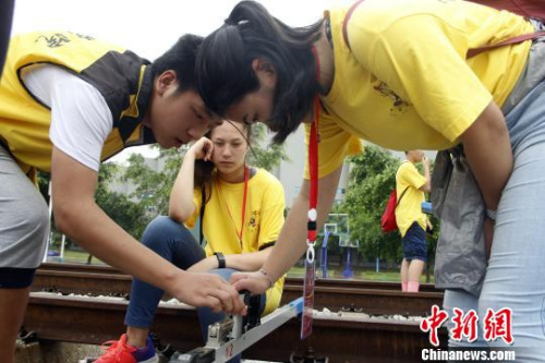 华裔青少年在体验线路工检查轨道。　朱柳融 摄