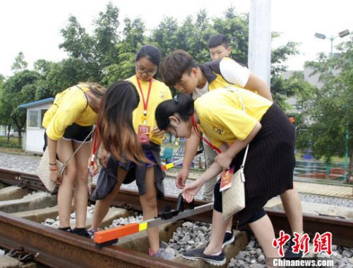 华裔青少年在体验线路工检查轨道。　朱柳融 摄
