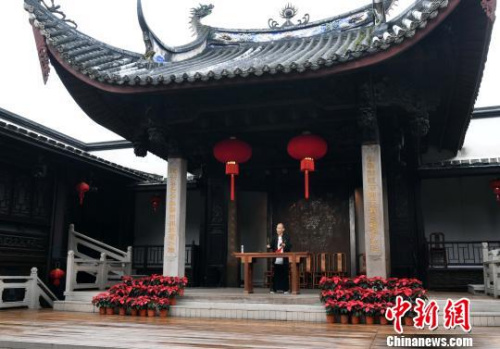福州市曲艺团著名评话演员、福州“评话三杰”之一黄仲梅的第三代传人刘宜威声情并茂地表演传统评话《怒打韩通》。 记者刘可耕 摄 福州市曲艺团著名评话演员、福州“评话三杰”之一黄仲梅的第三代传人刘宜威声情并茂地表演传统评话《怒打韩通》。 记者刘可耕 摄