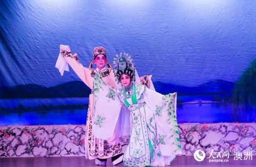 惠灵顿、广州两地演员表演粤剧《梦会太湖》(摄影 张健勇) 惠灵顿、广州两地演员表演粤剧《梦会太湖》(摄影 张健勇)