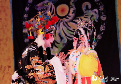 惠灵顿广东籍老华侨表演粤剧《文姬归汉》(摄影 张健勇) 惠灵顿广东籍老华侨表演粤剧《文姬归汉》(摄影 张健勇)