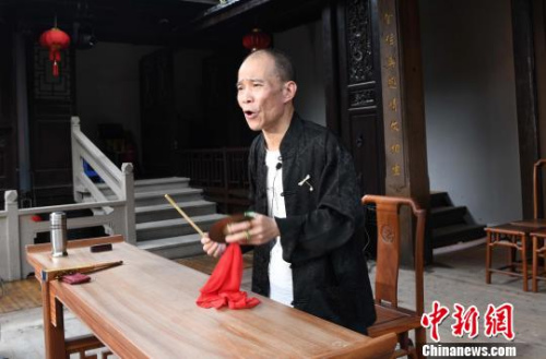 福州市曲艺团著名评话演员、福州“评话三杰”之一黄仲梅的第三代传人刘宜威声情并茂地表演传统评话《怒打韩通》,受到福州市民喜爱。 记者刘可耕 摄 福州市曲艺团著名评话演员、福州“评话三杰”之一黄仲梅的第三代传人刘宜威声情并茂地表演传统评话《怒打韩通》,受到福州市民喜爱。 记者刘可耕 摄