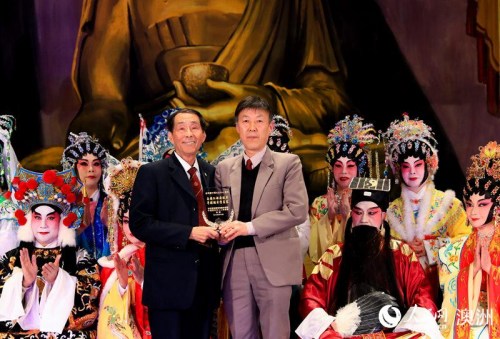 惠灵顿粤剧曲艺团向新西兰中国文化中心赠送水晶纪念杯(摄影 张健勇) 惠灵顿粤剧曲艺团向新西兰中国文化中心赠送水晶纪念杯(摄影 张健勇)
