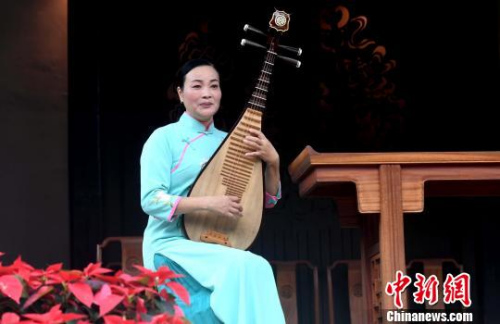 福州市曲艺团二级演员、福建省省级非物质文化遗产福州伬艺项目传承人林艳红精彩演绎福州伬艺。 记者刘可耕 摄 福州市曲艺团二级演员、福建省省级非物质文化遗产福州伬艺项目传承人林艳红精彩演绎福州伬艺。 记者刘可耕 摄
