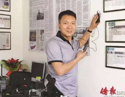 赵伟展示探案工具 赵伟展示探案工具